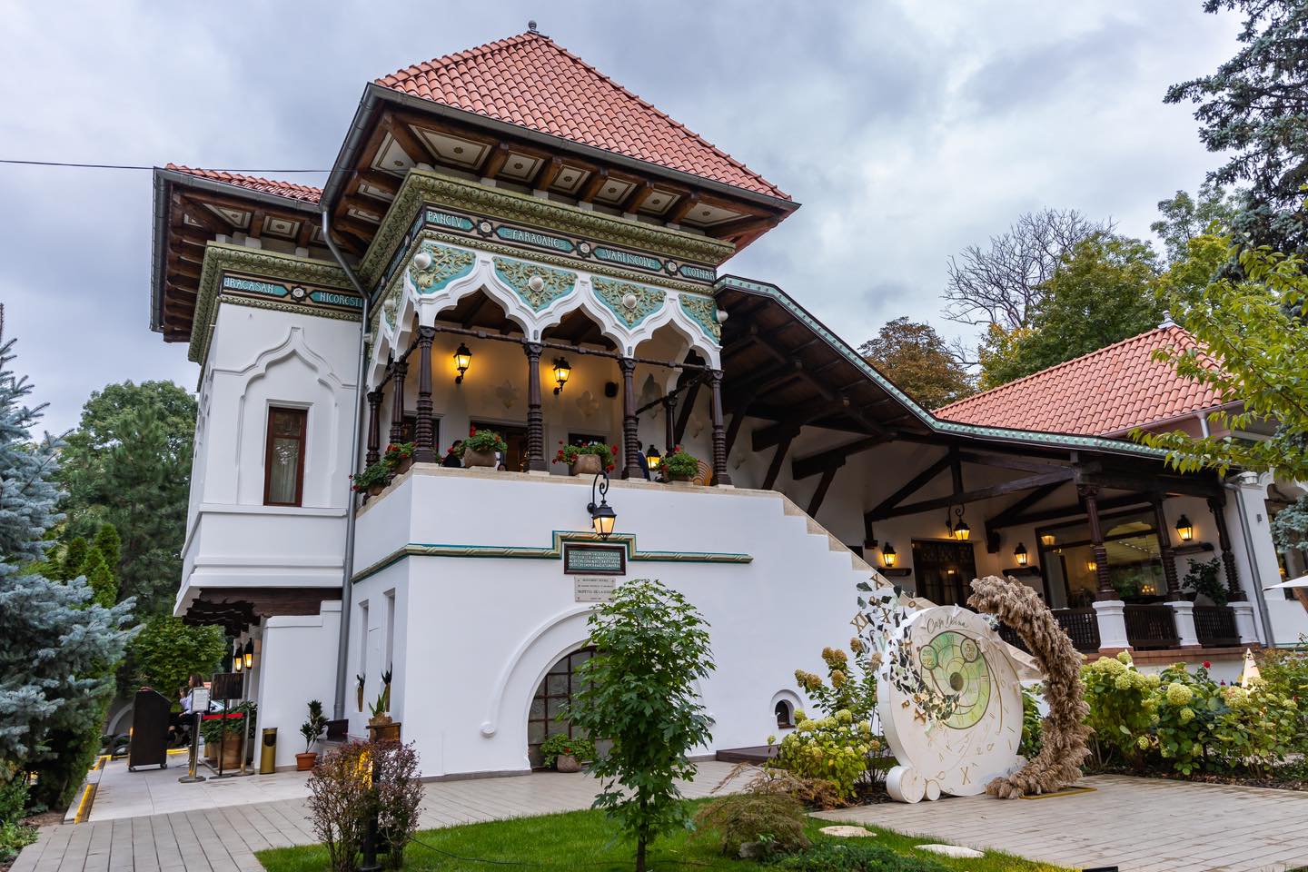 restaurant Casa Doina - imagine de ansamblu a cladirii in stil neo-romanesc