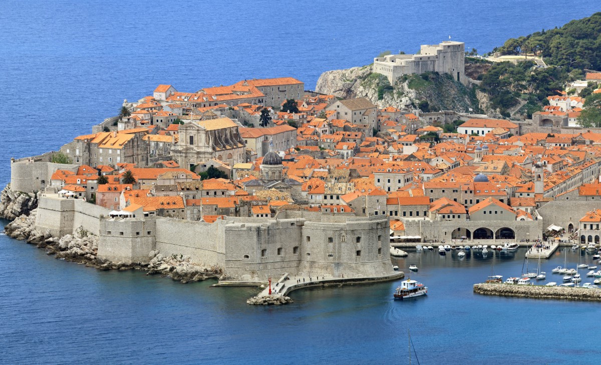 Imagine de ansamblu cu vechea cetate din Dubrovnik si marea carea o inconjoara, imagine pentru experiențe culinare iedite, destinatii din Europa