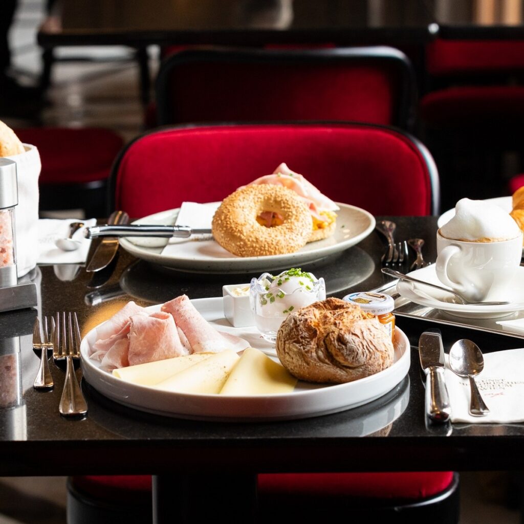 Mic dejun vienez cu rulada Kaiser, croissant cu unt, dulceață de caise sau miere, sunca, lapte  si cascaval, plus un melange si micul dejun este perfect. 