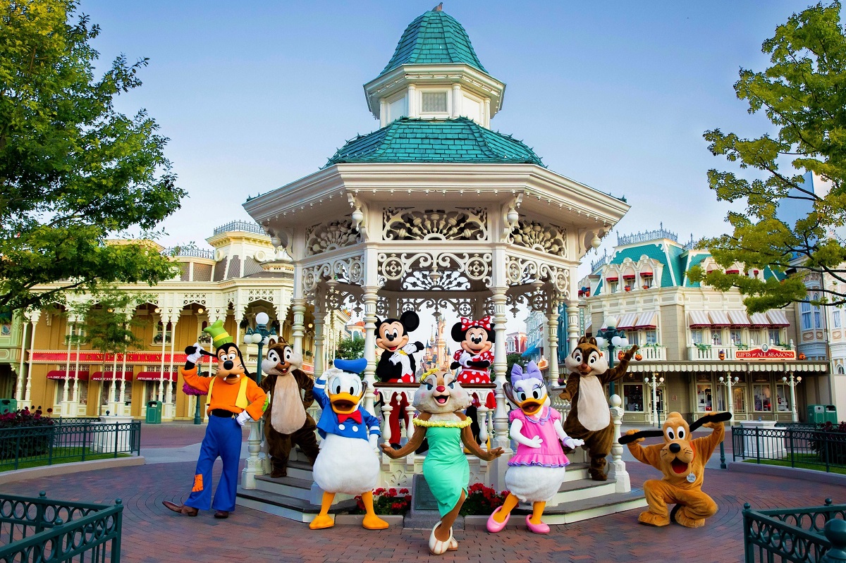 personajele principale din lumea Disney, fotografiate într-un foișor de la Disneyland pAris - Minnie, Micjey, Donald, Pluto, Daisy, Goofy, Chip și Dale