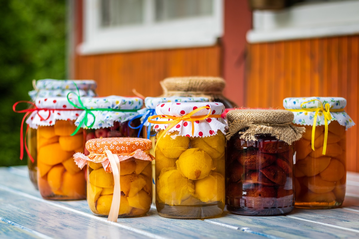 mai multe borcae cu compoturi diferite de fructe, imagine pentru cum să pui conserve pentru iarnă