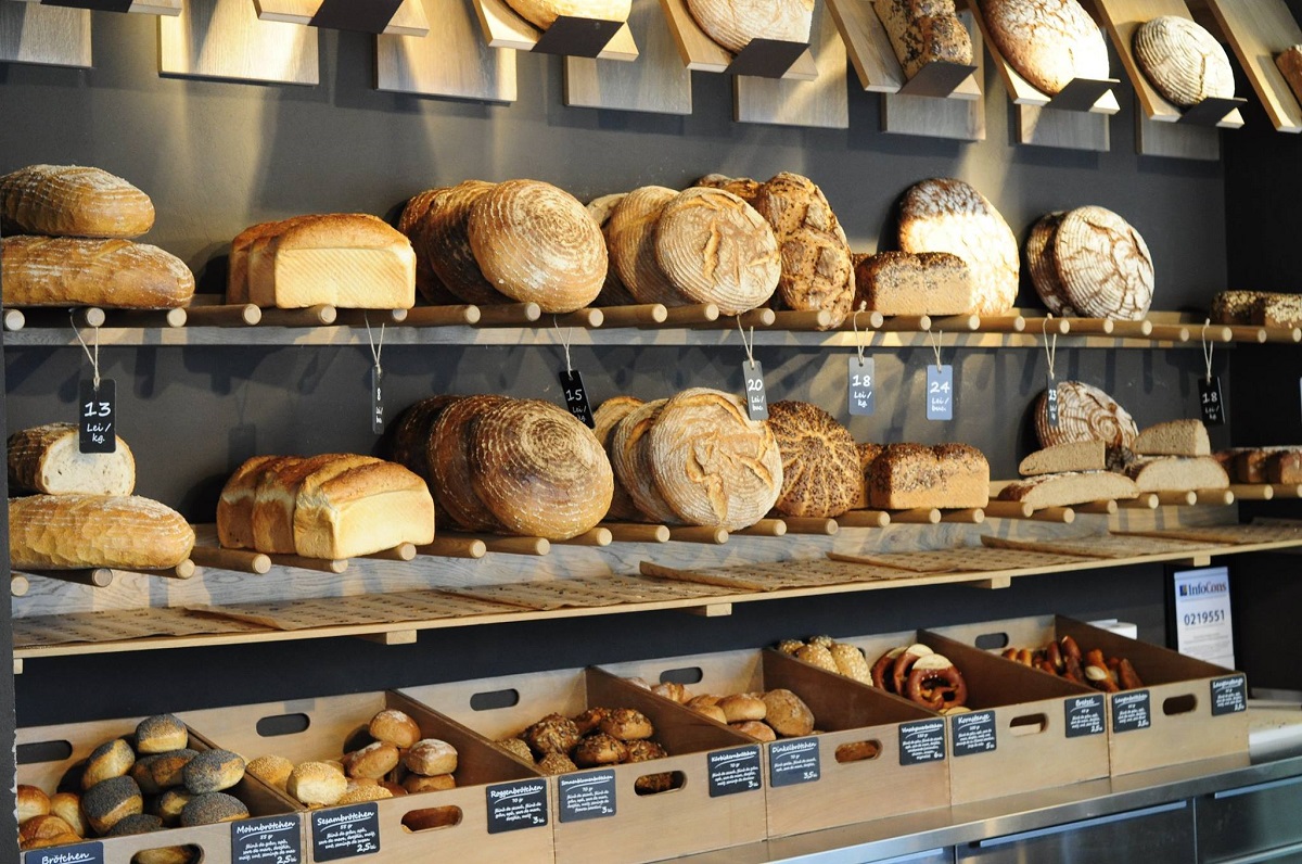rafturi din magazinul Brot, pline cu sortimente diferite de paine