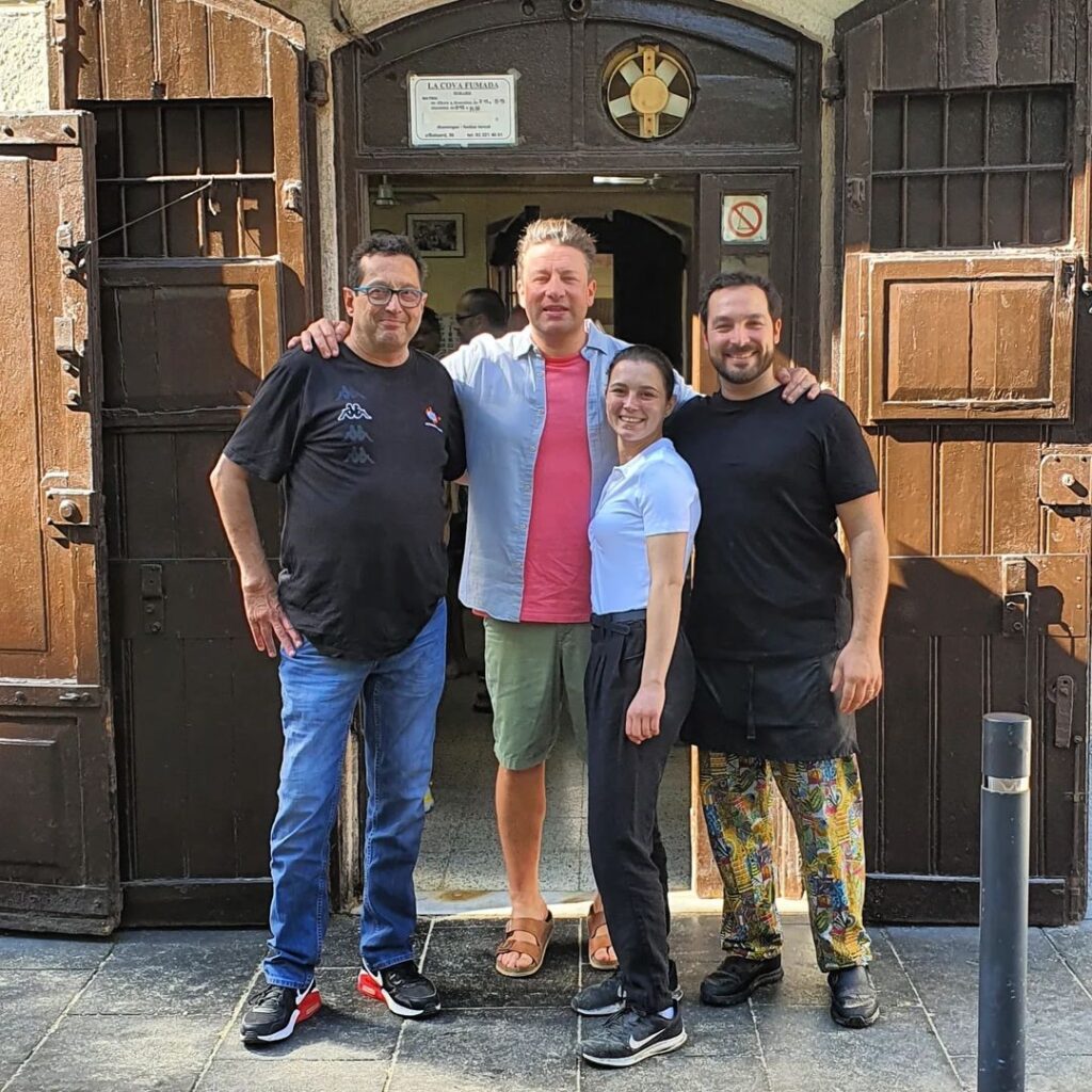 Jamie Oliver alaturi de patronii Cava Fumada, restaurant unde să mănânci în Barcelona
