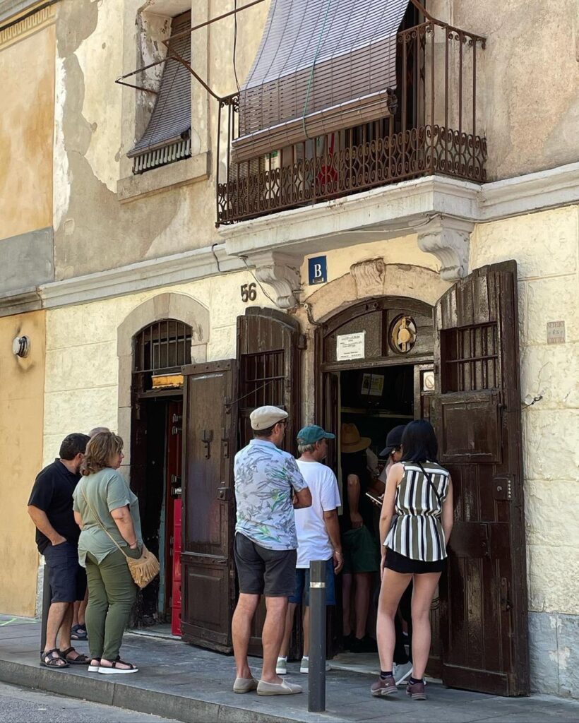 oameni aflati in fata șa Cava Fumada unde să mănânci în Barcelona