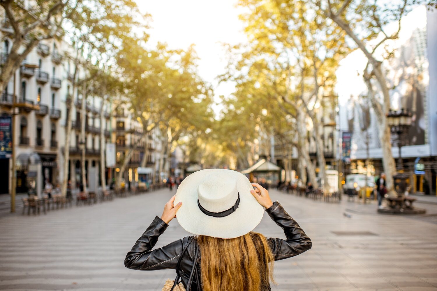 tanare turista cu palarie, plimbandu-se prin La Rambla Barcelona- imagine sugestiva pentru ce mănânci în Barcelona