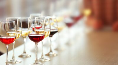 Cu ce vinuri nu dai niciodată greș? Cele mai populare tipuri de vin și cu ce le asociezi