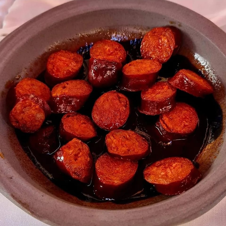 cârnați picați în vin roșu,preparat traditionalcatalan