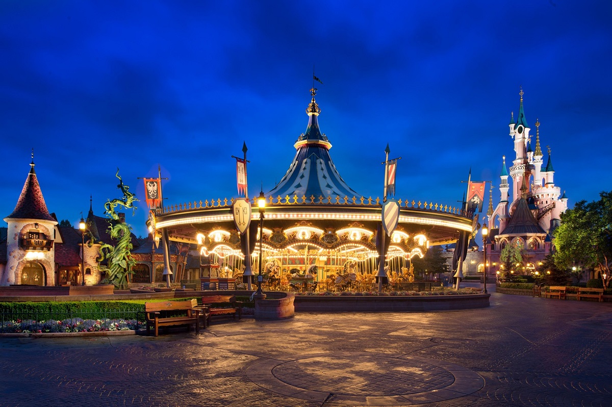 carusel de poveste, luminat frumos, fotografiat noaptea la Disneyland Paris