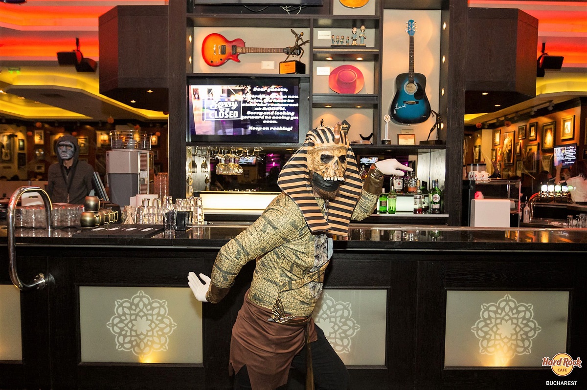 barbat cu masca de faraon egiptean, dansand in fata barului de la Hard Rock Cafe, unde se tin evenimente si petreceri de halloween