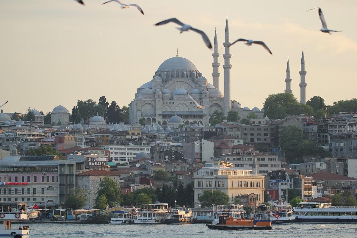 imagine de ansamblu asupra orasului Istanbul, una din destinatii gastronomice unde poti descoperi experiențe culinare inedite