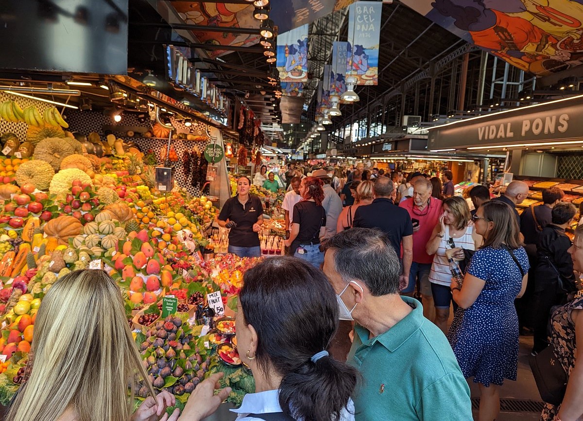 Oameni in piata Mercat de la Boqueria unde să mănânci în Barcelona