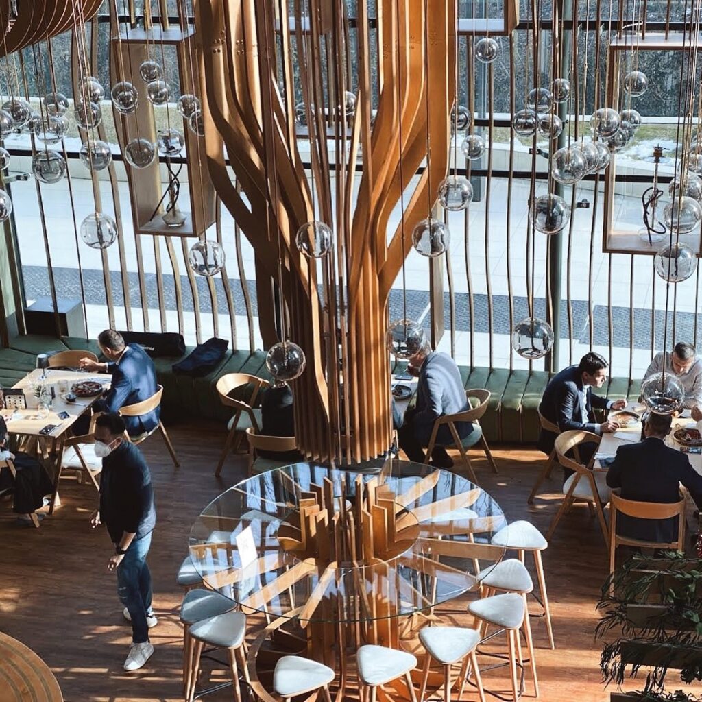 imagine de ansamblu cu atriumul de la Moki restaurant, cu rilete de lemn