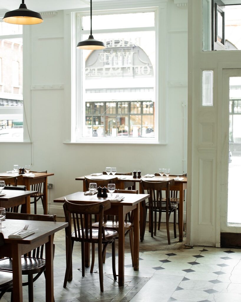 interior simplu, cu mese si scaune din lemn, pereti albi si fara alte decoratiuni, la restaurant St. John Londra