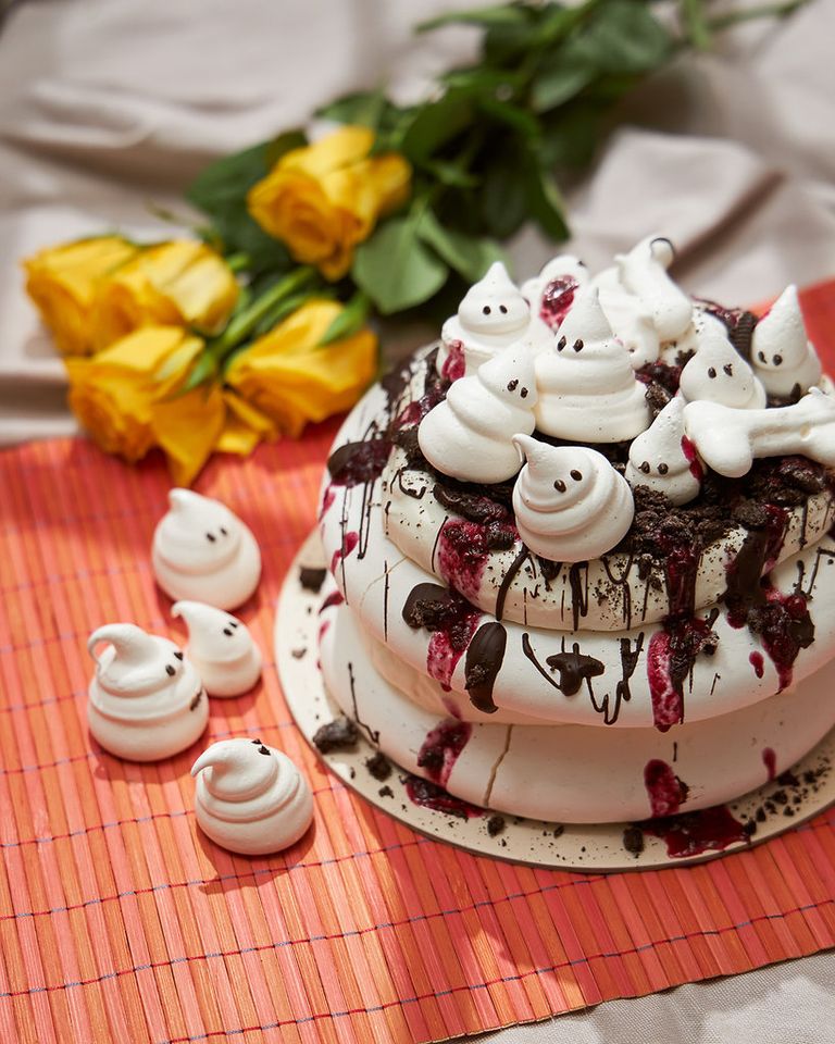 tort de bezea cu ciocolata, decorat cu fantomite din bezea si oase, din colecția de dulciuri de Halloween de la Tort de bezea