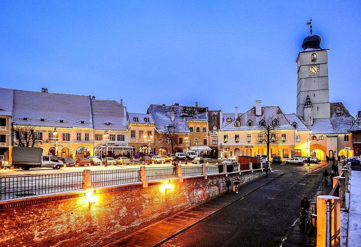 Piata Mica din Sibiu, cu Turnul Sfatului si casele din jur, fotografiate iarna