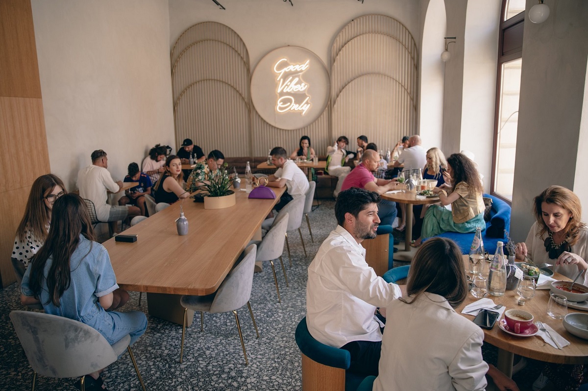 clienti asezati la mese la Lumos Coffe & Brunch Sibiu,