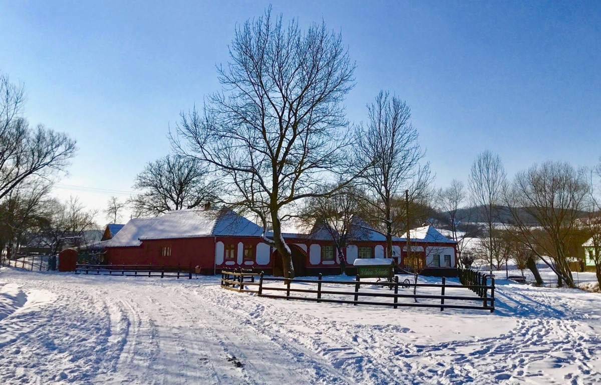 Complex Valea Verde Retreat, fotografiat din departare, iarna, cu totul in jur plin de zapada - destinație experiență de Crăciun