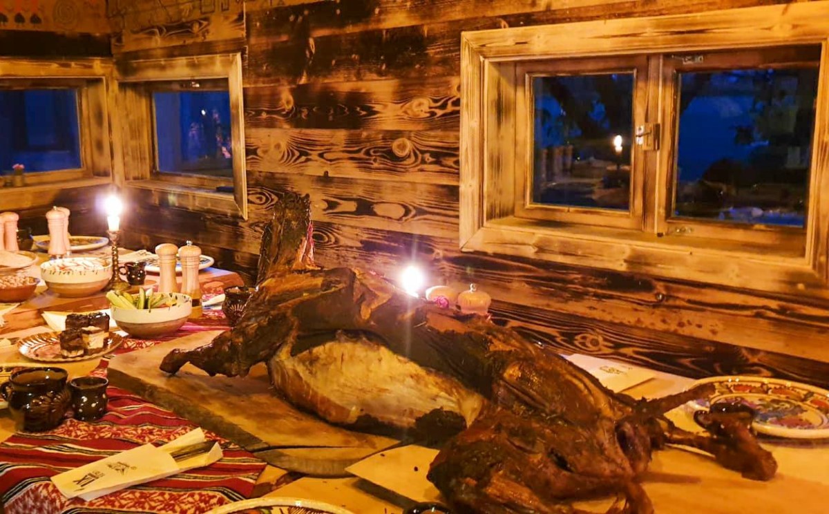 masa plina cu bucate tradiționale românesti de Craciun, la Valea celor XII, destinație experiență de Crăciun
