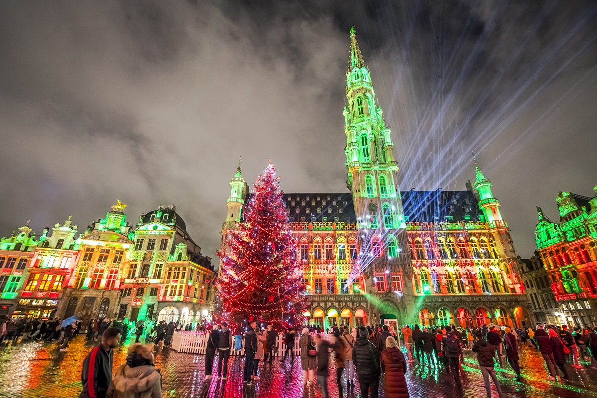 Winter Wonders, targul de Craciun de la Bruxelles, care s edefasoara intr-o piata mare, iar toate cladirile din jur sunt luminate in mai multe culori festive. unul dintre cele mai frumoase târguri de Crăciun din Europa