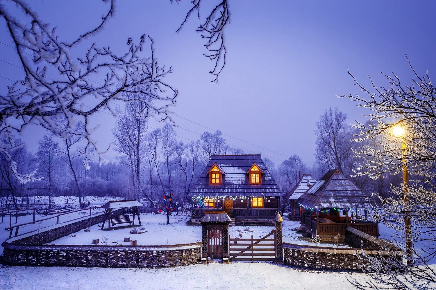 Casuta din Scobai fotografiata iarna, casuta autentic maramureseana, cu curte si acoperis pline de zapada, una din destinații experiență pentru Crăciun