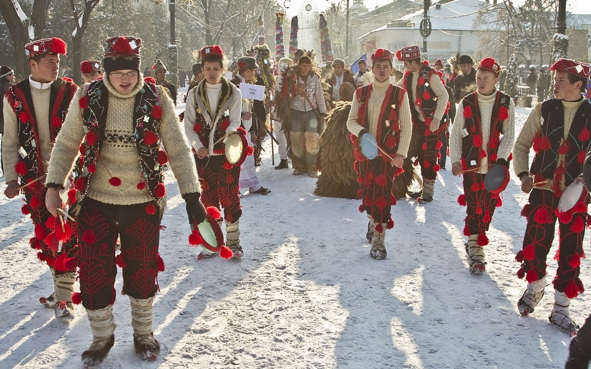 grup de uratori la Iasi, barbati imbracati traditional romaneste, cu costume pupulare, de colind de Crăciun pentru un Crăciun autentic românesc