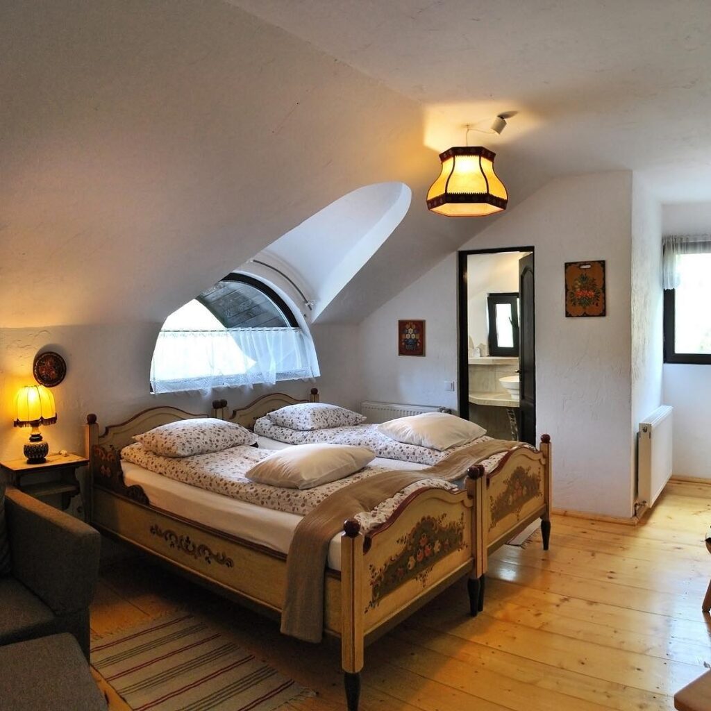camera la mansarda, cu 2 paturi lipite, cu tablie pictata, la pensiunea Casa Poveste