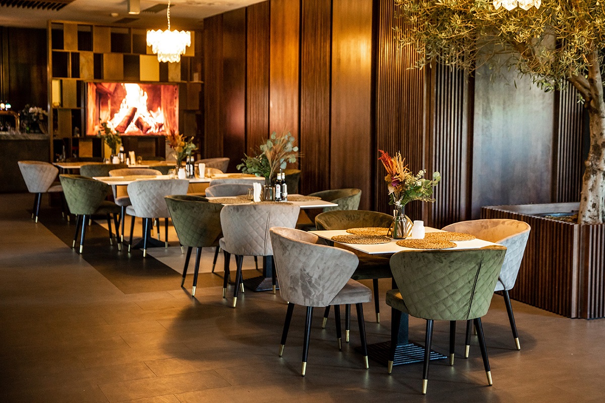 Restaurant Noir din Poiana Brasov, elegant, cu scaune capitonate si iluminat difuz