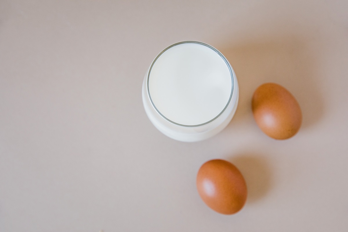 doua oua langa un bol de lapte fotografiate de sus- 2 din alimentele care provoaca alergii alimentare