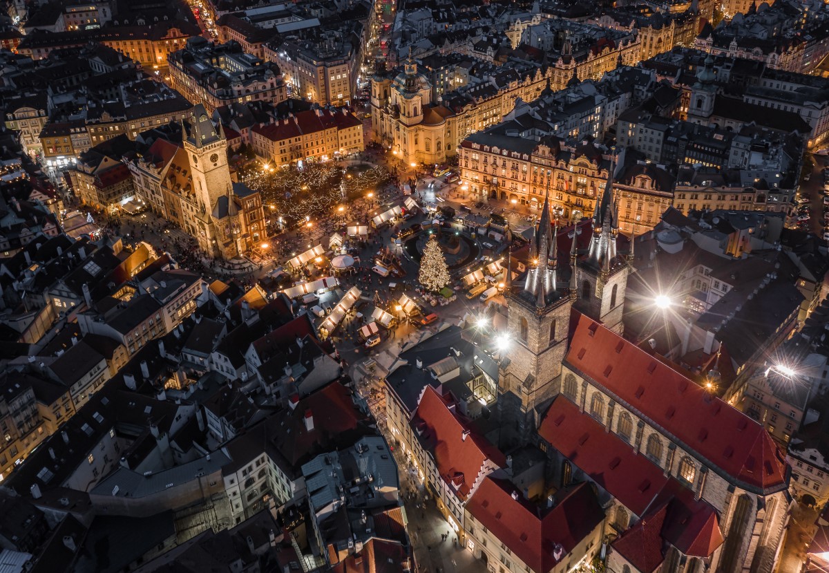 Piața de Crăciun din Praga, din centrul orașului, fotografiata de sus, noaptea, asa incat imaginea cuprinde intreg targul. Unul dintre cele mai frumoase târguri de Crăciun din Europa.