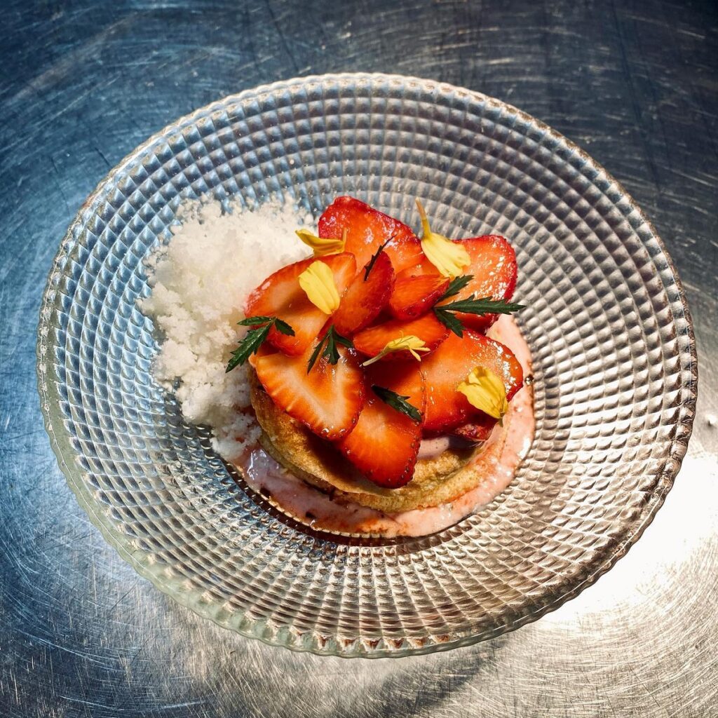 Spumă cu Căpșuni in bol transparent, cu capsuni proaspete, la Plai restaurant