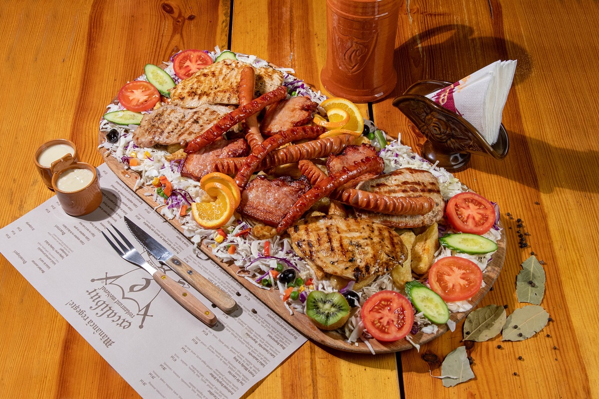 platou mare, de 6 persoane, cu diverse tipuri de friptură, salata si cartofi prajiti și cârnați românești la restaurant Excalibur