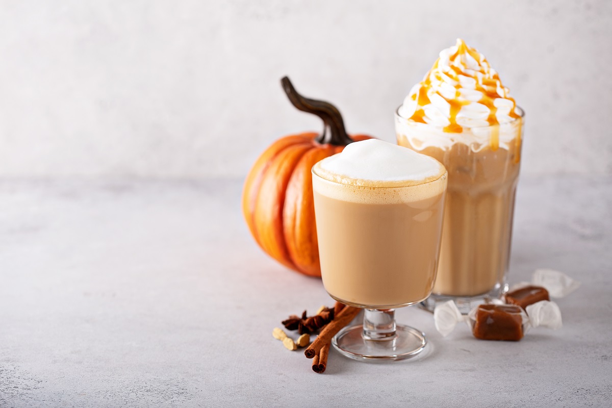 Pumpkin spice latte si caramel iced coffee, bauturi de sezon, de toamna
