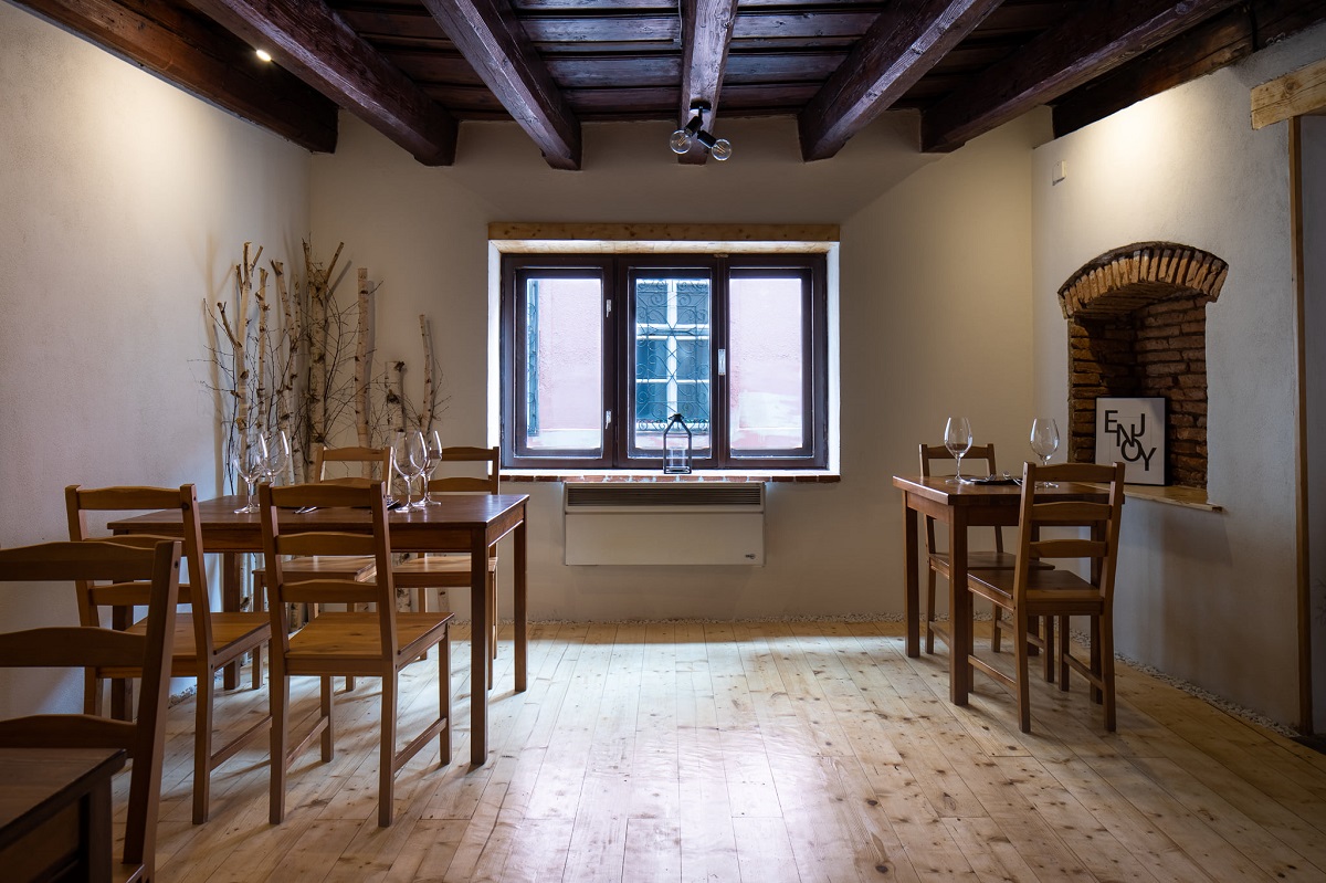 incapere din restaurant plai, unul dintre cele mai bune restaurante din Sibiu, amenajata simplu, cu caterva mese de lemn, o fereastra si barne de lemn pe tavan