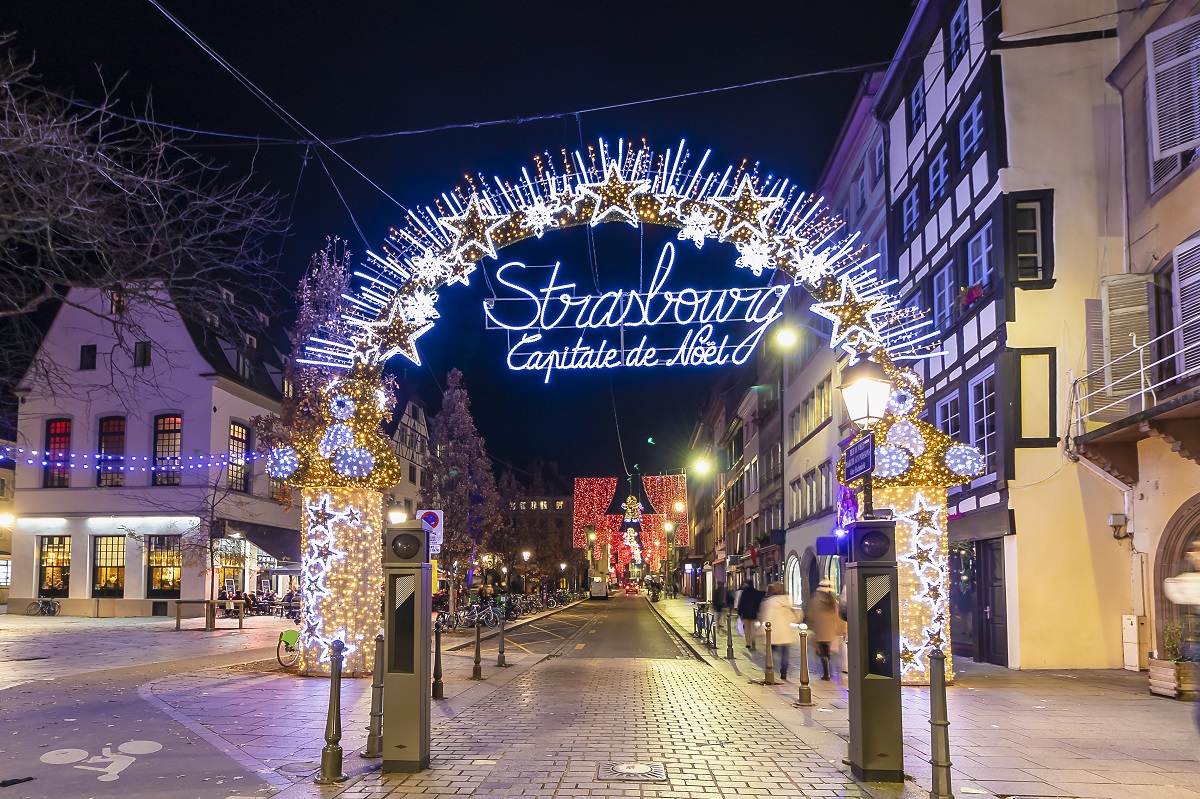 Intrare la târgul de Crăciun din Strasbourg, Franța, cu o bolta impodobita cu veculete. Unul dintre cele mai frumoase târguri de Crăciun din Europa.