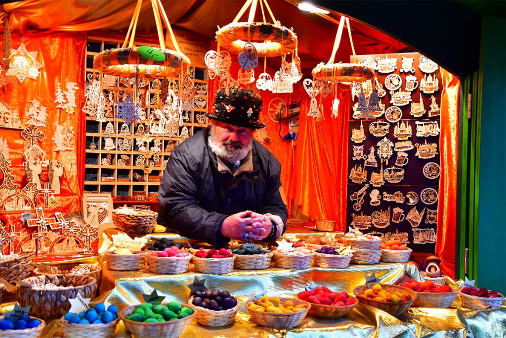 barbat care vinde produse la târgul de Crăciun la Viena
