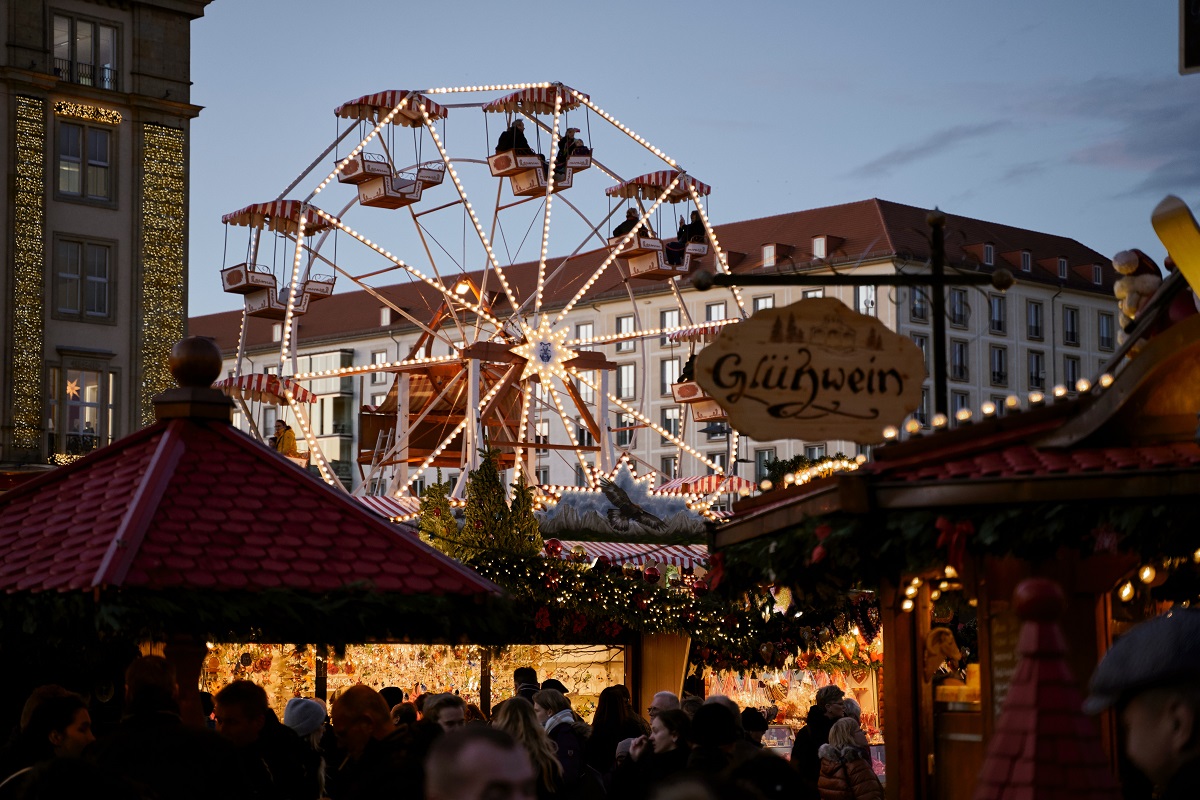roata de carnaval, luminata cu beculete, in mijlocul targului de Crăciun de la Dresda, unul dintre cele mai frumoase târguri de Crăciun din Europa