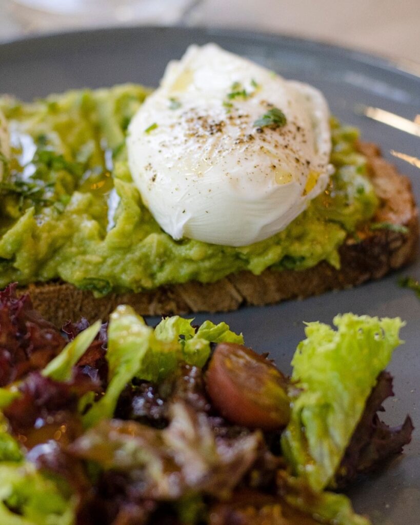 toast cu avocado și ouă bio poșate pentru mic-dejun