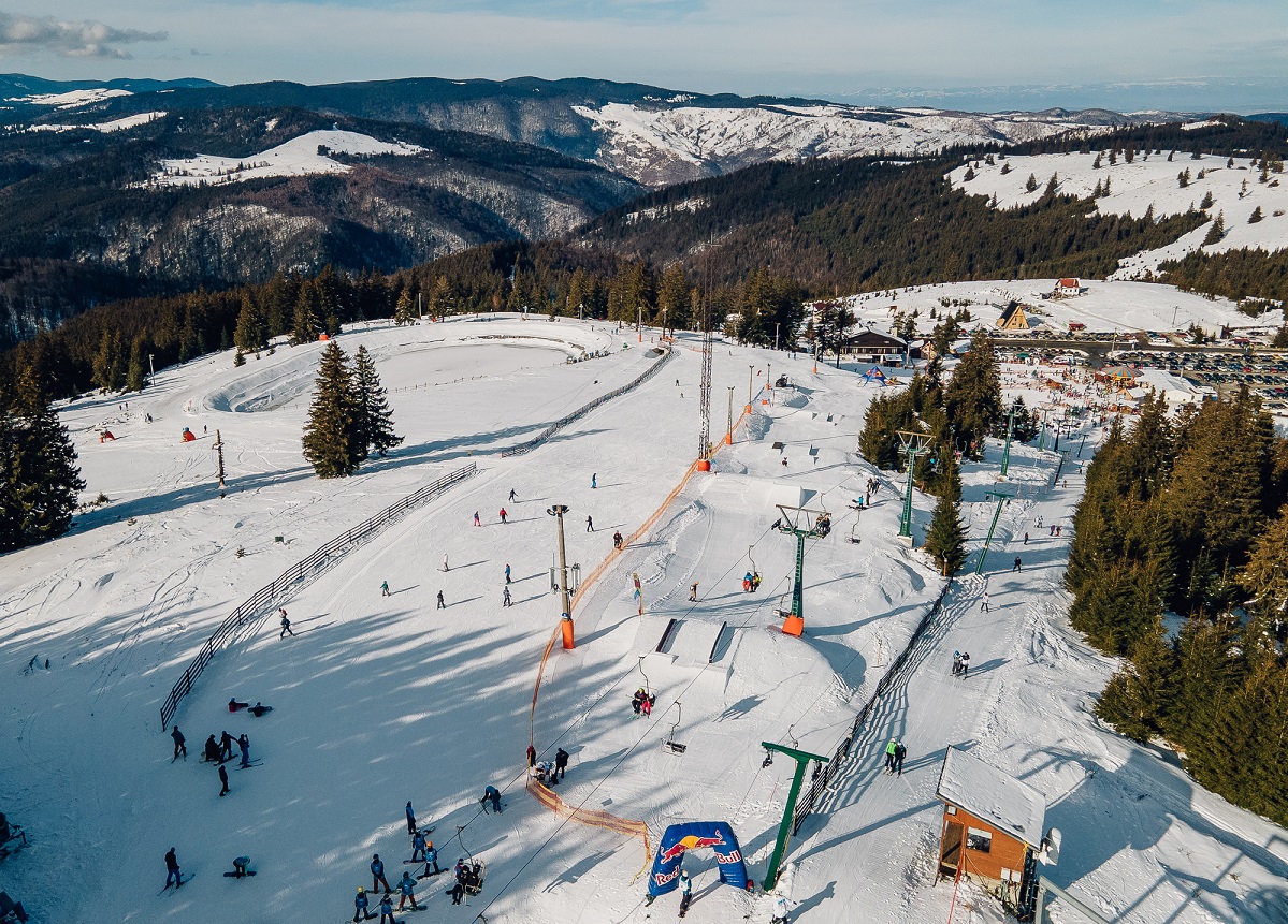 Arena Platos Paltinis fotografiata de sus, oiarna, acoperita de zapada, cu mai multe partii si instalatii de aventura, una din stațiuni de schi populare din România