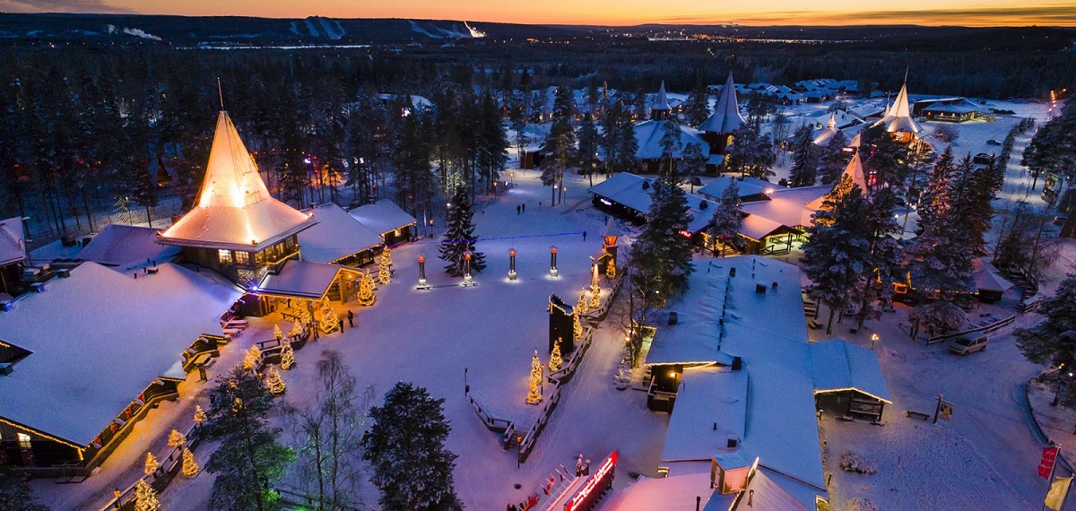 Satul lui Mos Craciun din Rovaniemi,fotografiat seara, de sus, cu luminitele aprinse si zapada care acopera totull