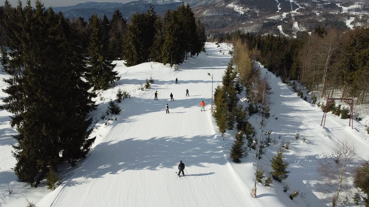 schiori pe pârtie la Cavnic, una din stațiuni populare de schi din România
