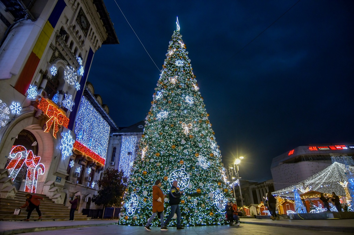 brad impodobit in fata primariei in Craiova - top 3 cele mai frumoase târguri de Crăciun din România