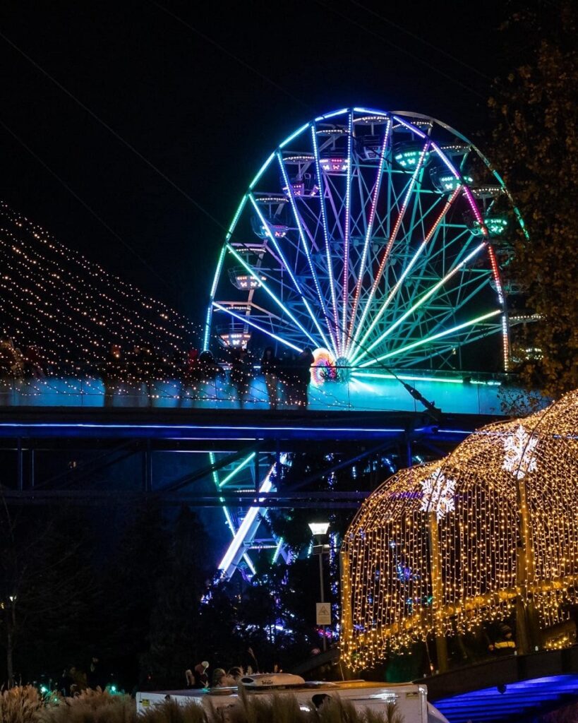 roata din Parcul Taberei, la târgul de Crăciun 2022, fotografiată bnoaptea cu luminițele aprinse