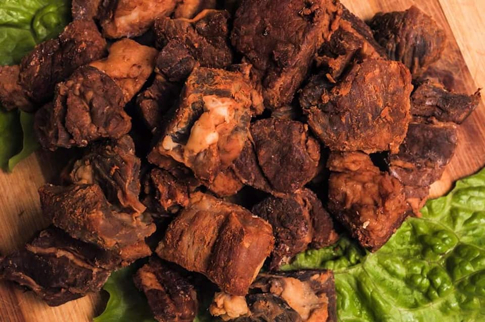carne la garnita prajita, servita pe platou de lemn la Restaurant Voievodal Bneasa unde să mergi să mănânci pomana porcului