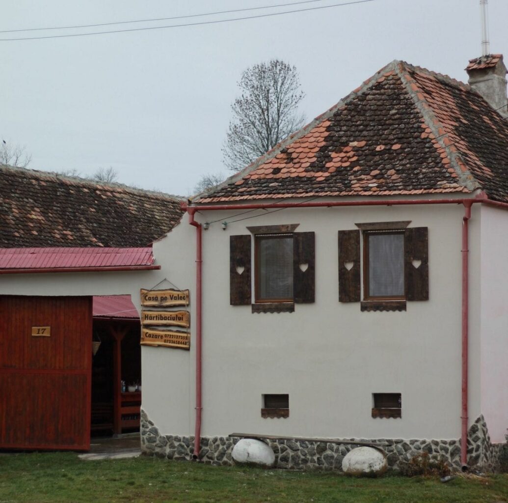 Casa pe Valea Hartibaciului, in stil sasesc, cu poarta la intrare lipita de casa, una din pensiuni cu ciubăr