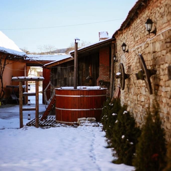 Casa pe Valea Hartibaciului, una din pensiuni cu ciubăr, fotografiat iarna, cu zapada pe jos
