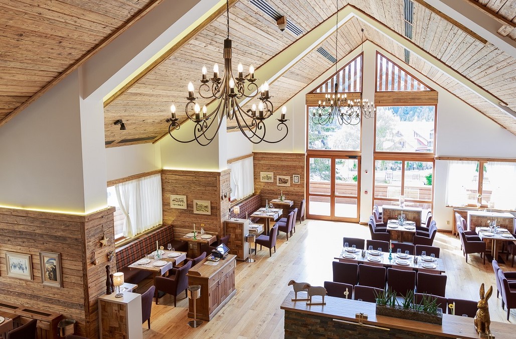Restaurant 4 anotimpuri de la Teleferic Grand Hotel, fotografie de sus, de ansamblu, spatios, luminos, cu tavan inalt din lemn - unde mâncăm în Poiana Brașov