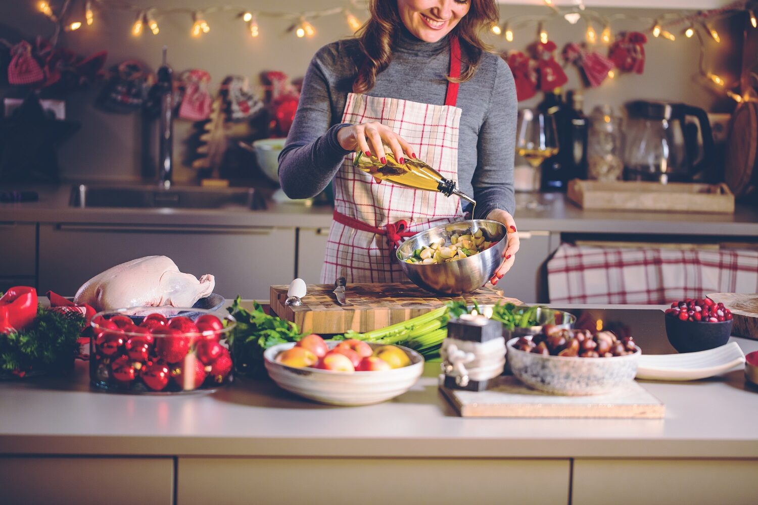 femeie care prepară rețete vegetariene pentru masa de Crăciun, în bucătărie