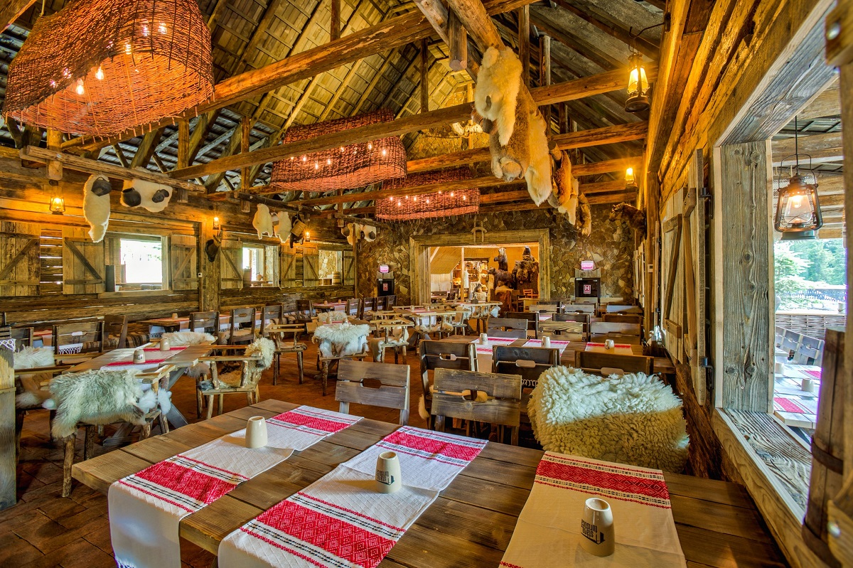 restaurant Stana Turstica Sergiana unde mâncăm în Poiana Brașov, amenajat rustic, cu mobilier din lemn si tavan inalt din lemn