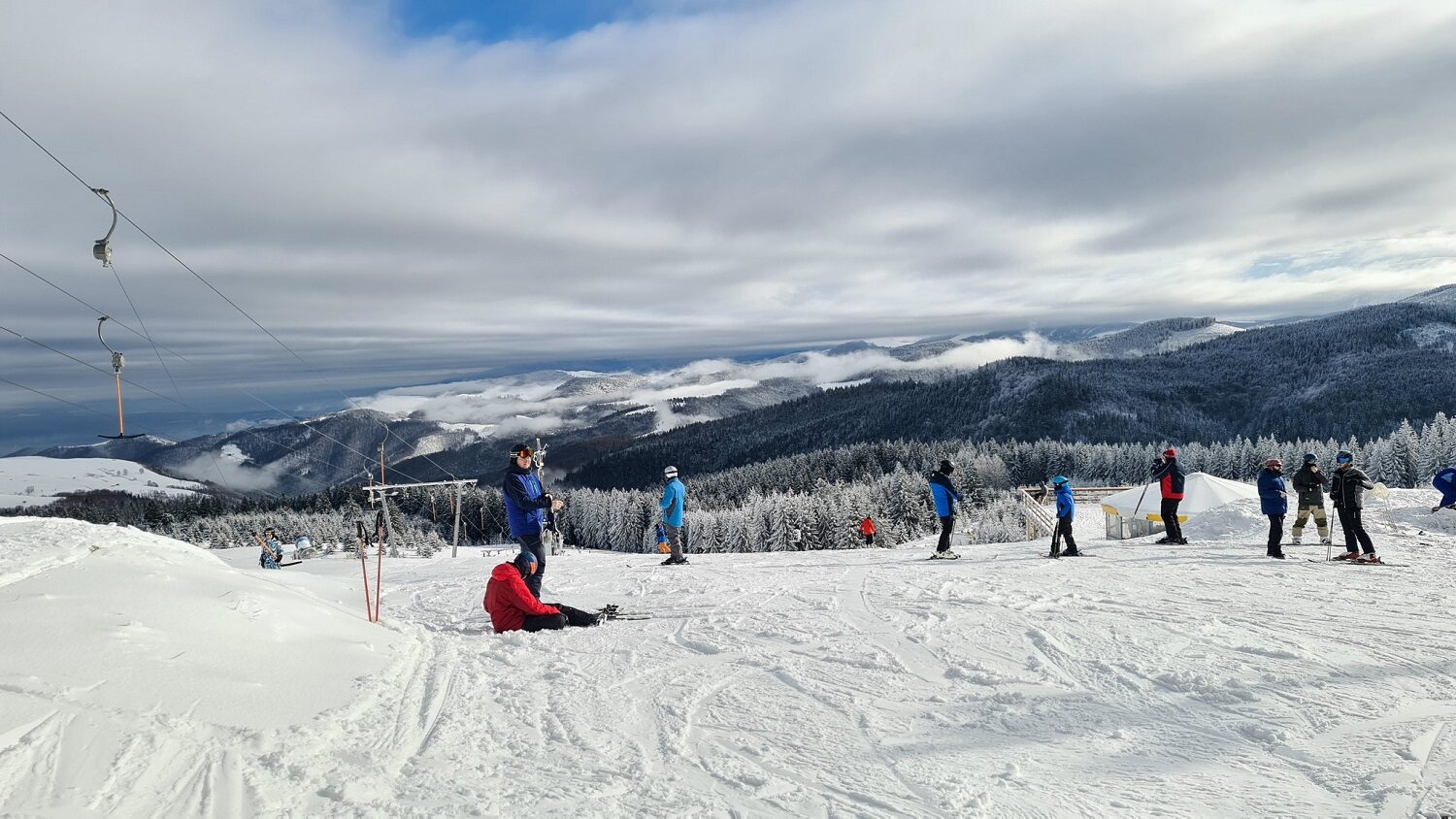 Schiori la munte pe partie la Arena Platos Paltinis una din stațiuni populare de schi din România