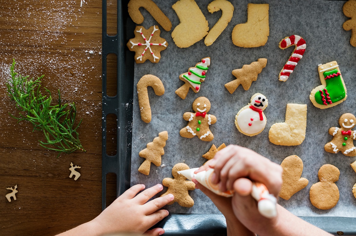 Gingerbread cookies getting decorated for Christmas - turta dulce, biscuiti Moș Craciun